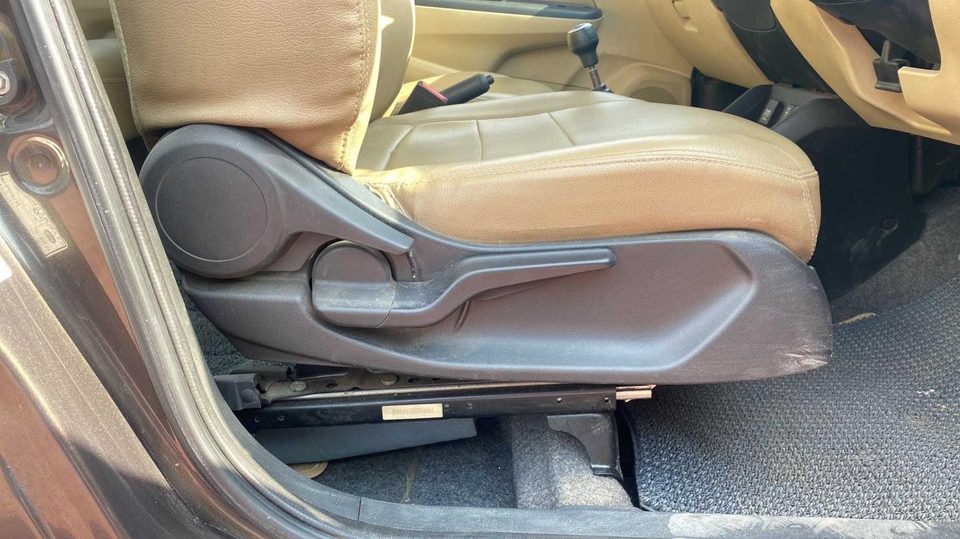 2019 Honda Amaze 1.2L I-VTEC VX, CNG, Manual, 41,843 km, Driver Side Adjustment Panel