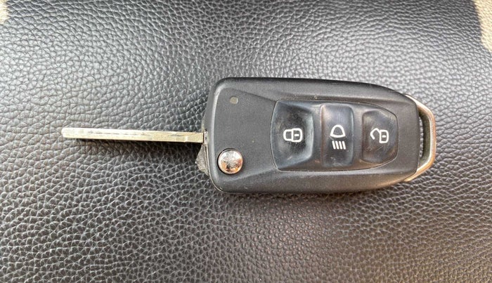 2022 Tata NEXON XM SUNROOF PETROL, Petrol, Manual, 41,758 km, Key Close Up