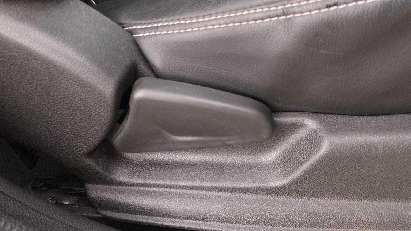 2021 Renault Kwid NEOTECH RXL 0.8, Petrol, Manual, 9,814 km, Driver Side Adjustment Panel