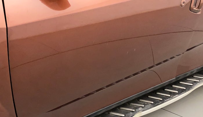 2019 Mahindra XUV500 W7, Diesel, Manual, 1,09,163 km, Front passenger door - Minor scratches