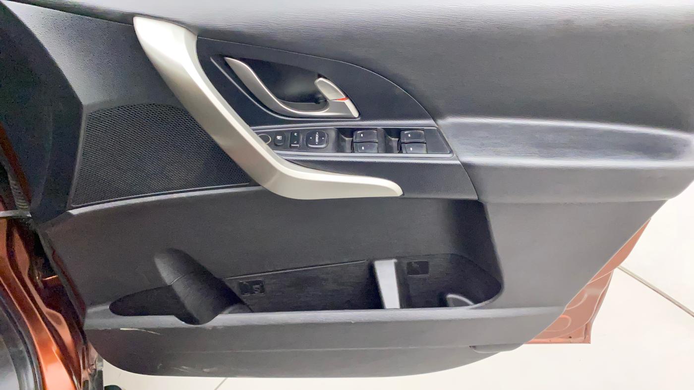 2019 Mahindra XUV500 W7, Diesel, Manual, 1,09,163 km, Driver Side Door Panels Control