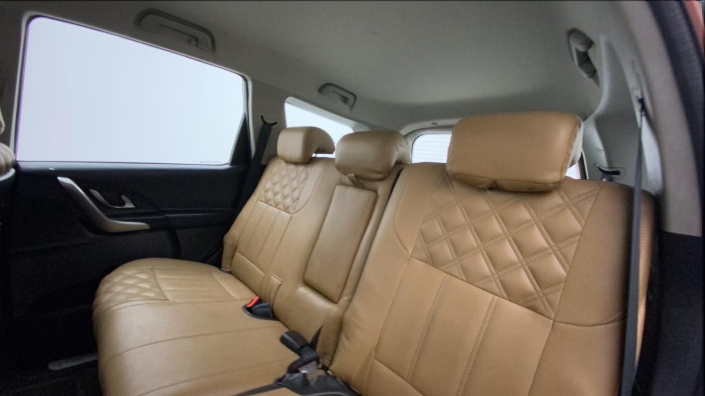 2019 Mahindra XUV500 W7, Diesel, Manual, 1,09,163 km, Right Side Rear Door Cabin
