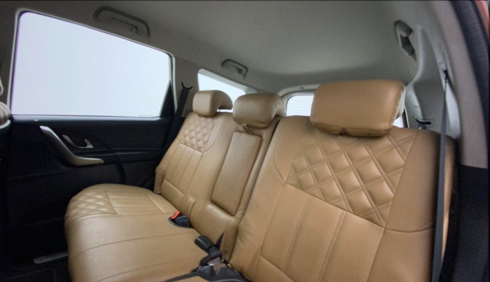 2019 Mahindra XUV500 W7, Diesel, Manual, 1,09,163 km, Right Side Rear Door Cabin