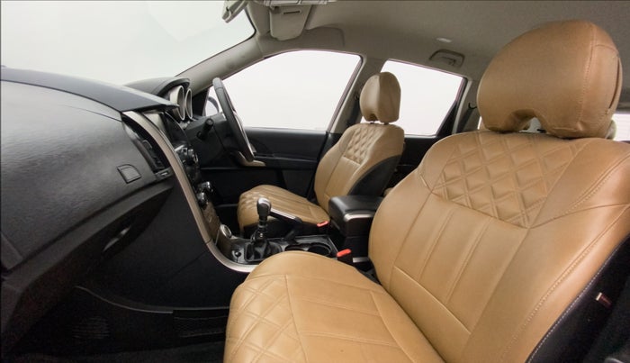 2019 Mahindra XUV500 W7, Diesel, Manual, 1,09,163 km, Right Side Front Door Cabin