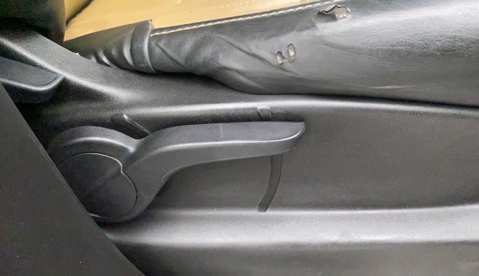2019 Mahindra XUV500 W7, Diesel, Manual, 1,09,163 km, Driver Side Adjustment Panel