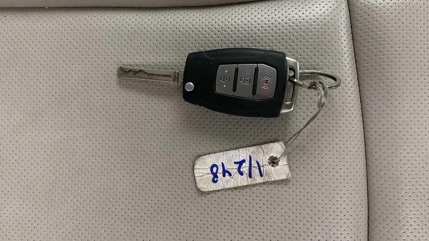 2020 Mahindra XUV300 W8 (O) 1.5 DIESEL AMT, Diesel, Automatic, 44,251 km, Key Close Up