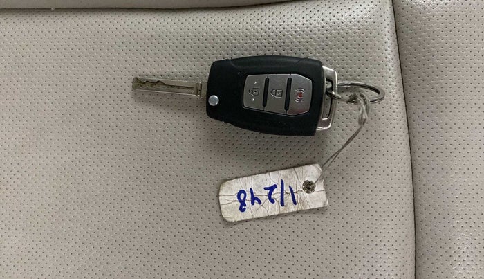 2020 Mahindra XUV300 W8 (O) 1.5 DIESEL AMT, Diesel, Automatic, 44,251 km, Key Close Up