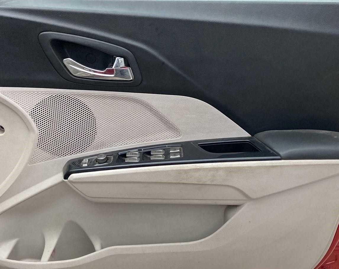 2020 Mahindra XUV300 W8 (O) 1.5 DIESEL AMT, Diesel, Automatic, 44,251 km, Driver Side Door Panels Control