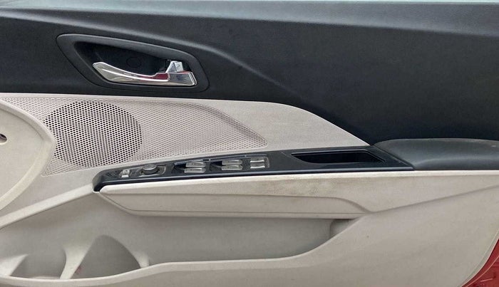 2020 Mahindra XUV300 W8 (O) 1.5 DIESEL AMT, Diesel, Automatic, 44,251 km, Driver Side Door Panels Control