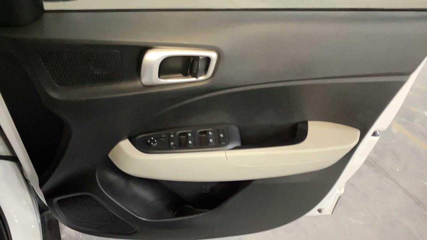 2022 Hyundai VENUE S(O) 1.2, Petrol, Manual, 10,208 km, Driver Side Door Panels Control