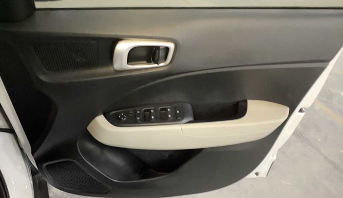 2022 Hyundai VENUE S(O) 1.2, Petrol, Manual, 10,208 km, Driver Side Door Panels Control