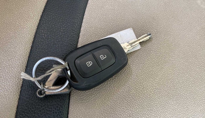 2019 Renault TRIBER RXT, Petrol, Manual, 32,469 km, Key Close Up