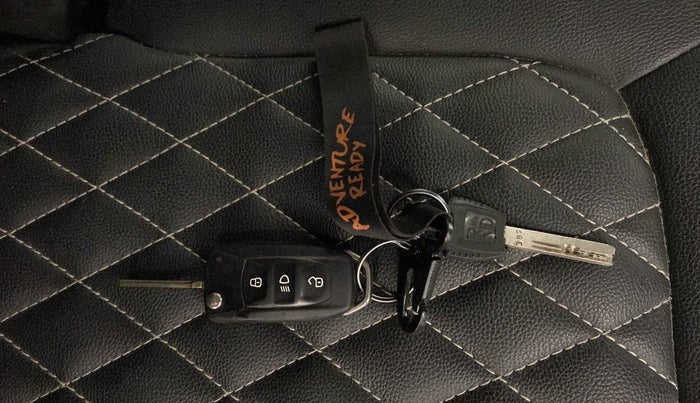 2019 Tata NEXON XM PETROL, Petrol, Manual, 39,356 km, Key Close Up