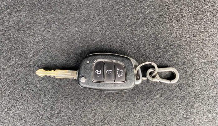 2020 Hyundai AURA S 1.2, Petrol, Manual, 41,550 km, Key Close Up