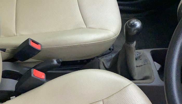 2018 Hyundai Eon ERA +, Petrol, Manual, 39,079 km, Gear lever - Boot cover slightly torn