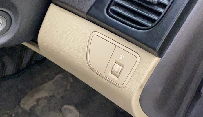 2018 Hyundai Eon ERA +, Petrol, Manual, 39,079 km, Dashboard - Headlight height adjustment not working