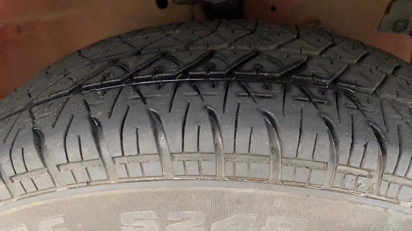 2017 Maruti Swift VXI, Petrol, Manual, 85,783 km, Right Front Tyre Tread