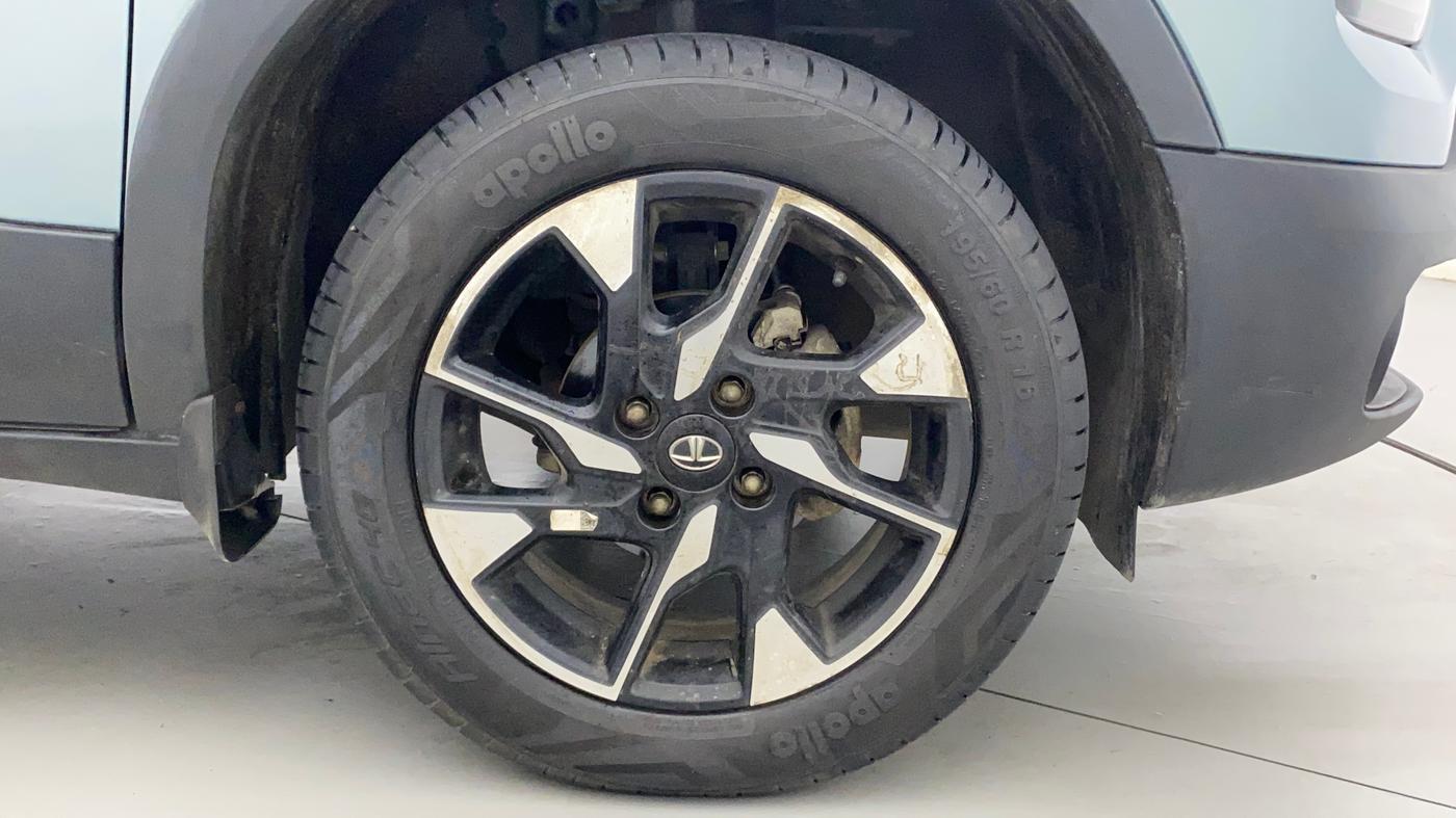 2021 Tata PUNCH CREATIVE AMT 1.2 RTN DUAL TONE, Petrol, Automatic, 17,850 km, Right Front Wheel