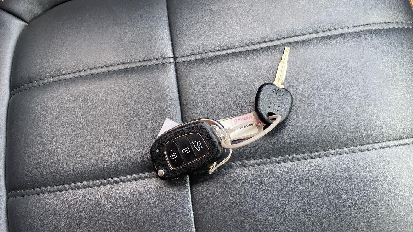 2021 Hyundai VENUE S 1.2, Petrol, Manual, 27,288 km, Key Close Up