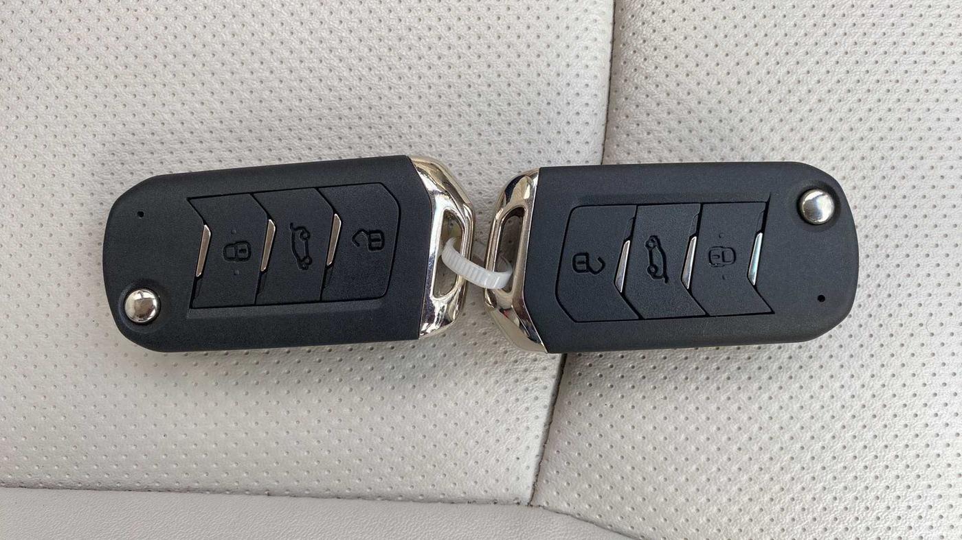 2022 Mahindra XUV300 W8 (O) 1.2 PETROL AMT, Petrol, Automatic, 11,911 km, Key Close Up