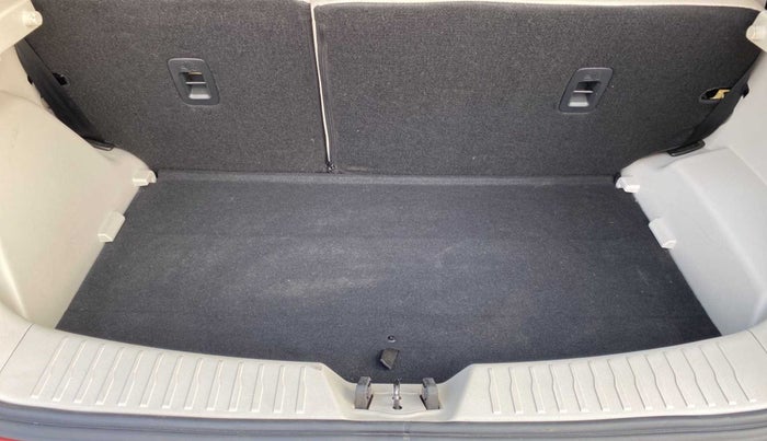 2022 Mahindra XUV300 W8 (O) 1.2 PETROL AMT, Petrol, Automatic, 11,911 km, Boot Inside