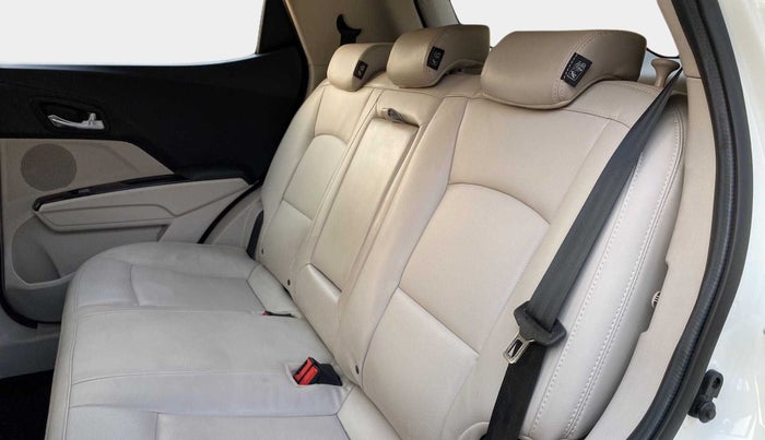 2022 Mahindra XUV300 W8 (O) 1.5 DIESEL AMT, Diesel, Automatic, 15,946 km, Right Side Rear Door Cabin