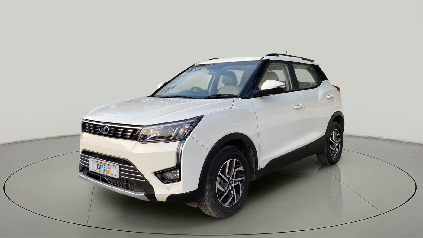 2022 Mahindra XUV300 W8 (O) 1.5 DIESEL AMT, Diesel, Automatic, 15,946 km, Left Front Diagonal