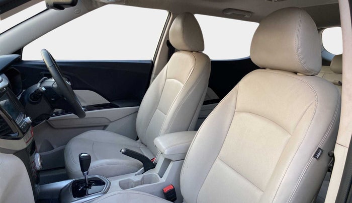 2022 Mahindra XUV300 W8 (O) 1.5 DIESEL AMT, Diesel, Automatic, 15,946 km, Right Side Front Door Cabin