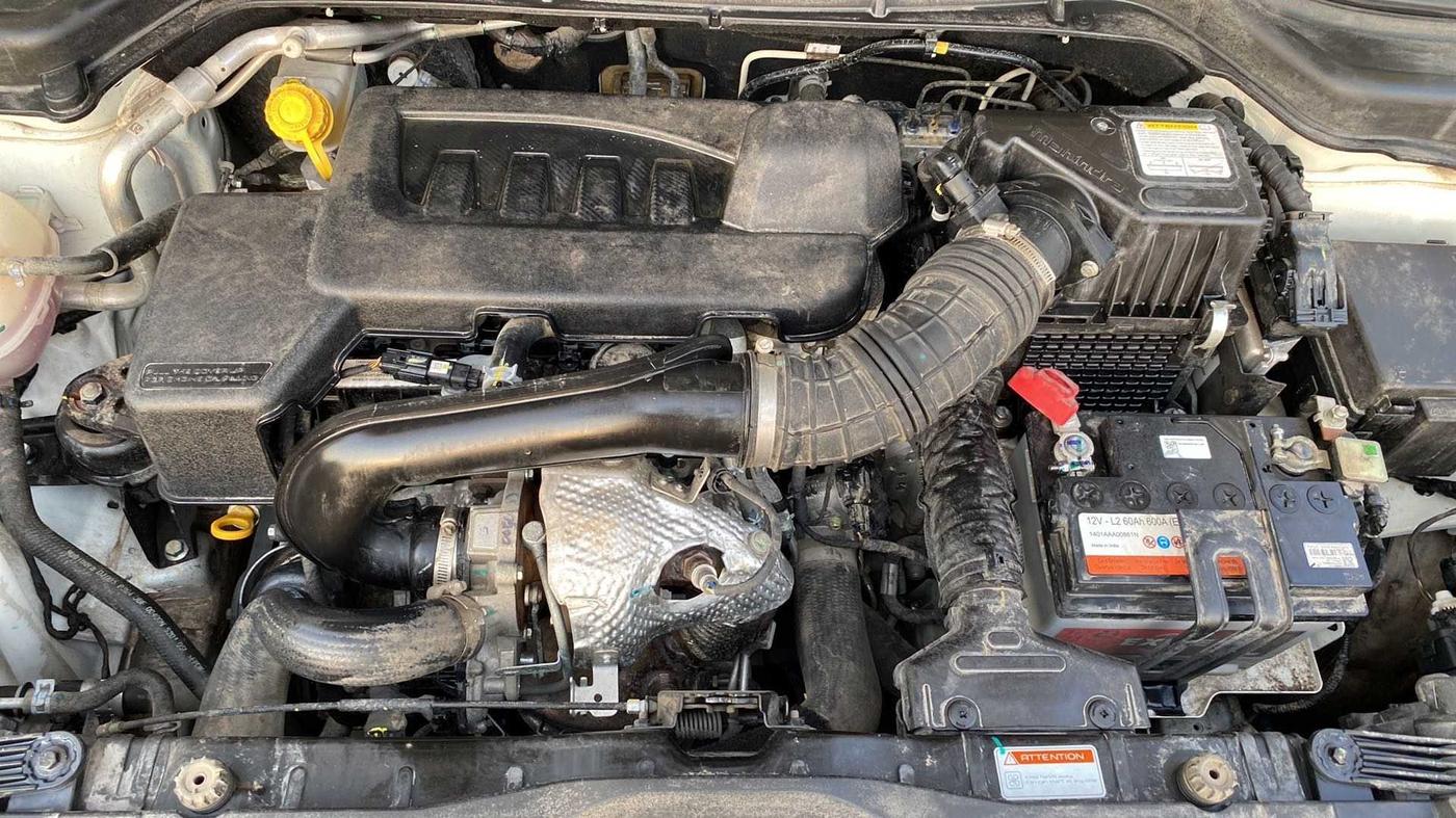 2022 Mahindra XUV300 W8 (O) 1.5 DIESEL AMT, Diesel, Automatic, 15,946 km, Open Bonet