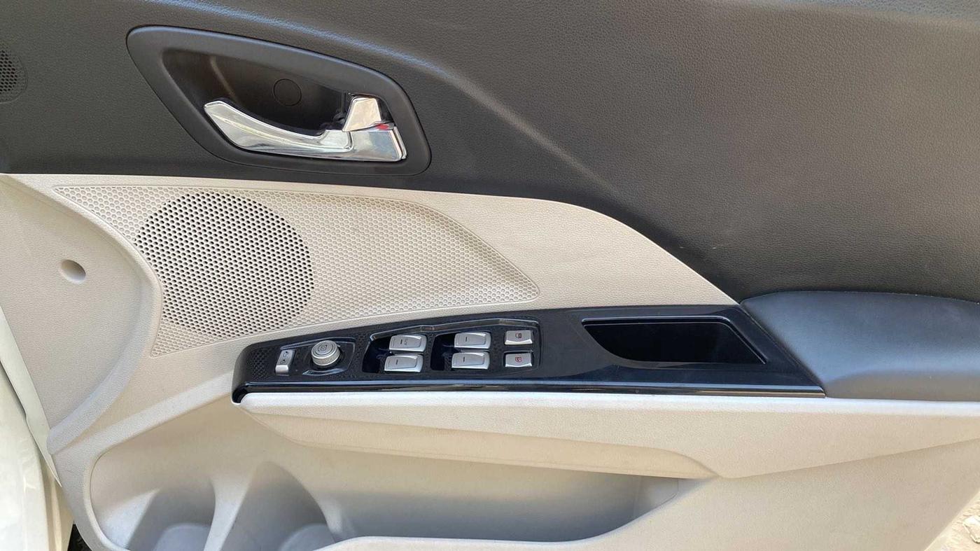 2022 Mahindra XUV300 W8 (O) 1.5 DIESEL AMT, Diesel, Automatic, 15,946 km, Driver Side Door Panels Control