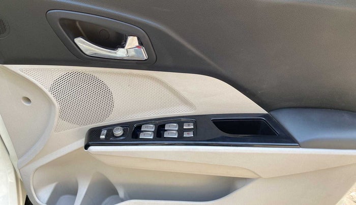 2022 Mahindra XUV300 W8 (O) 1.5 DIESEL AMT, Diesel, Automatic, 15,946 km, Driver Side Door Panels Control