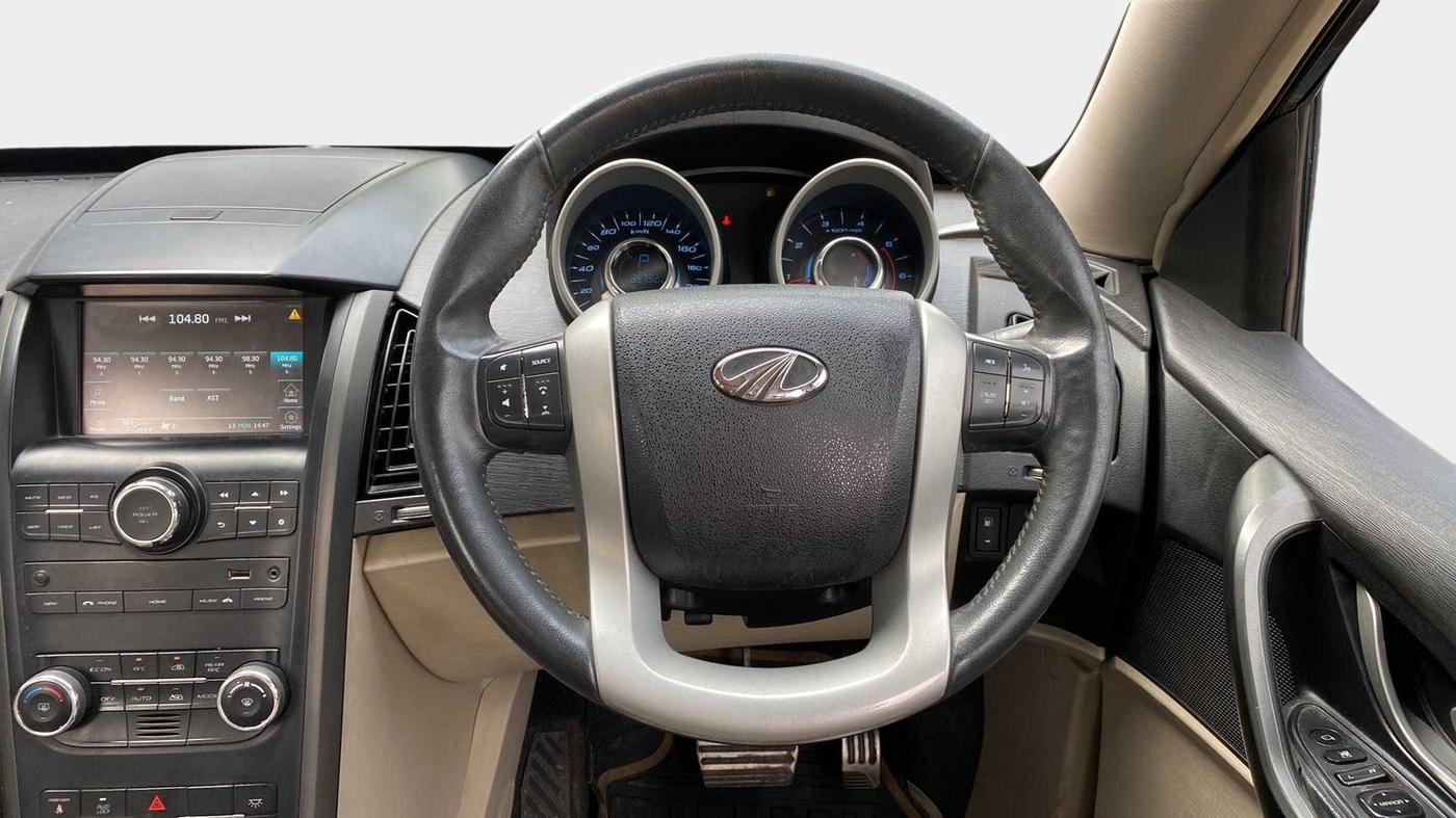 2017 Mahindra XUV500 W10 AWD AT, Diesel, Automatic, 85,756 km, Steering Wheel Close Up