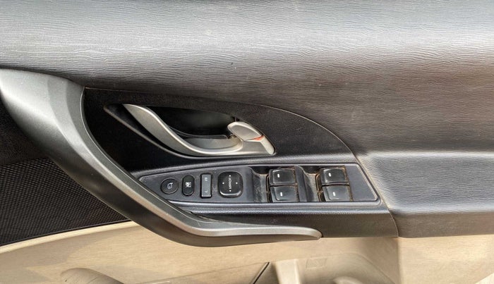 2017 Mahindra XUV500 W10 AWD AT, Diesel, Automatic, 85,756 km, Driver Side Door Panels Control