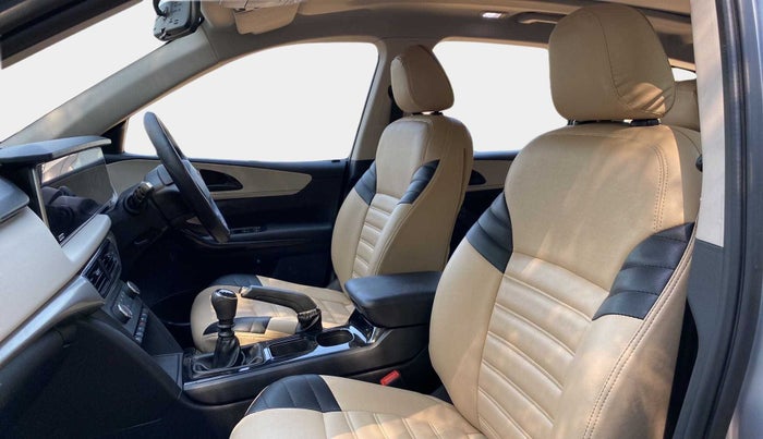 2021 Mahindra XUV700 AX 5 P MT 5 STR, Petrol, Manual, 23,149 km, Right Side Front Door Cabin