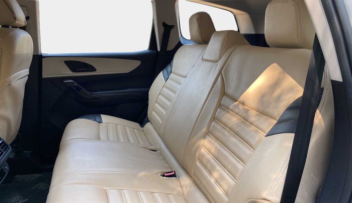 2021 Mahindra XUV700 AX 5 P MT 5 STR, Petrol, Manual, 23,149 km, Right Side Rear Door Cabin