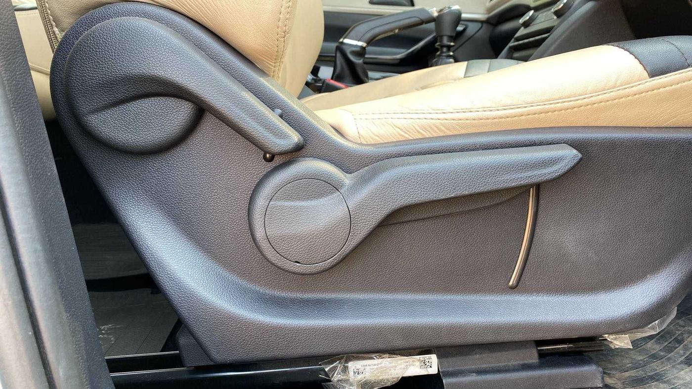 2021 Mahindra XUV700 AX 5 P MT 5 STR, Petrol, Manual, 23,149 km, Driver Side Adjustment Panel