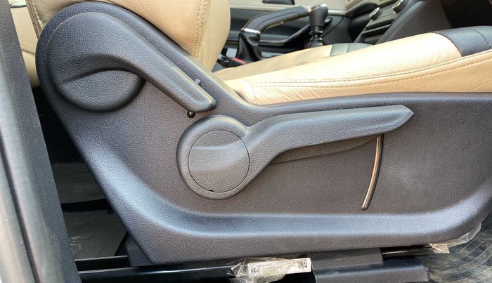2021 Mahindra XUV700 AX 5 P MT 5 STR, Petrol, Manual, 23,149 km, Driver Side Adjustment Panel