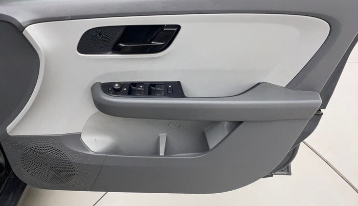 2020 Tata ALTROZ XT PETROL, Petrol, Manual, 19,610 km, Driver Side Door Panels Control