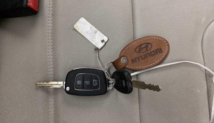 2020 Hyundai AURA S 1.2 CNG, CNG, Manual, 49,378 km, Key Close Up