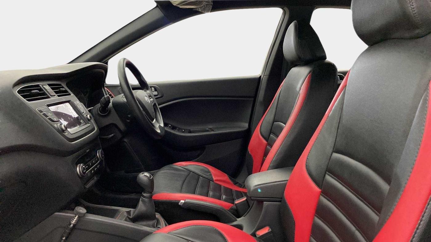 2018 Hyundai Elite i20 ASTA 1.2 DUAL TONE, Petrol, Manual, 32,110 km, Right Side Front Door Cabin