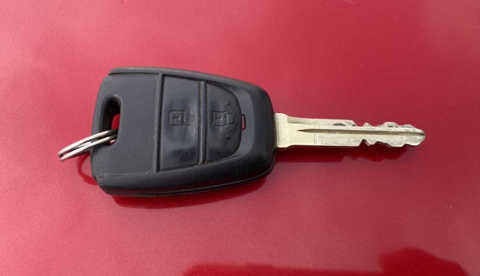 2018 Hyundai Grand i10 SPORTZ 1.2 KAPPA VTVT DUAL TONE, Petrol, Manual, 54,879 km, Key Close Up