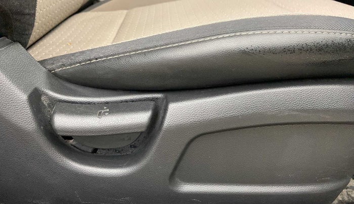 2017 Hyundai Elite i20 MAGNA EXECUTIVE 1.2, Petrol, Manual, 27,659 km, Driver Side Adjustment Panel