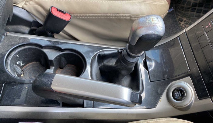 2018 Mahindra XUV500 W7, Diesel, Manual, 99,076 km, Gear Lever