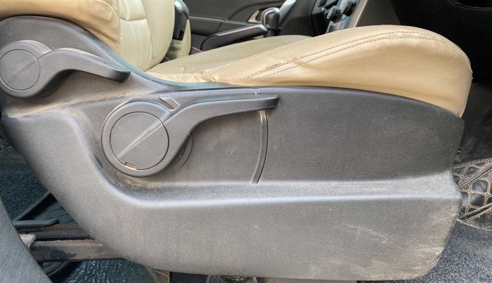2018 Mahindra XUV500 W7, Diesel, Manual, 99,076 km, Driver Side Adjustment Panel