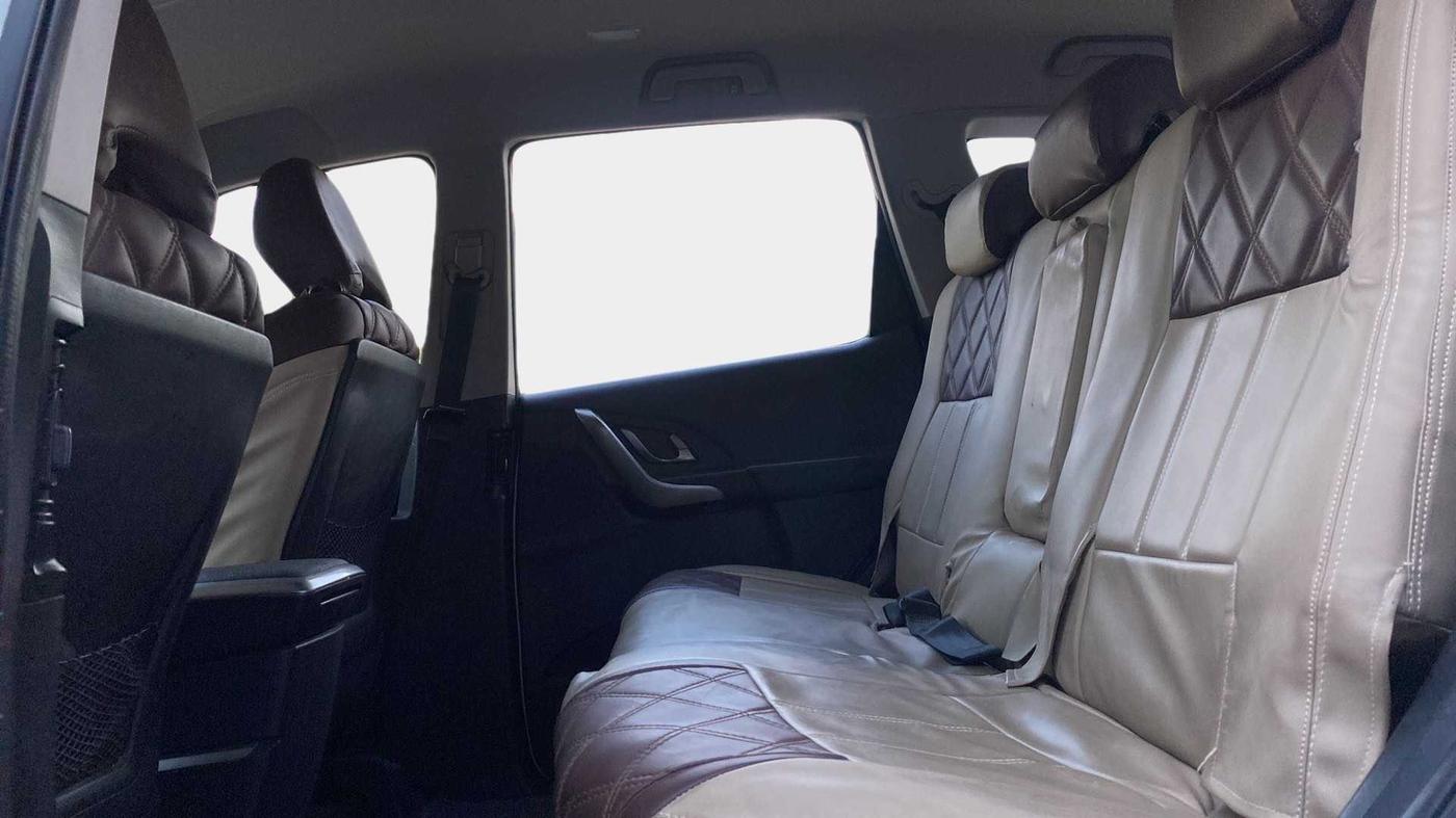 2018 Mahindra XUV500 W7, Diesel, Manual, 99,076 km, Right Side Rear Door Cabin