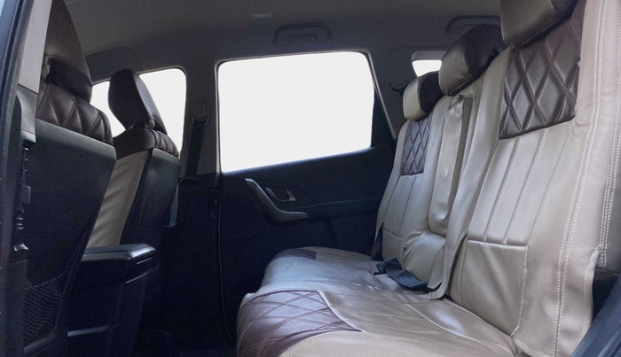 2018 Mahindra XUV500 W7, Diesel, Manual, 99,076 km, Right Side Rear Door Cabin