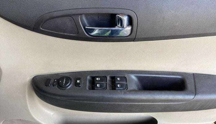 2014 Hyundai i20 SPORTZ 1.2, Petrol, Manual, 85,800 km, Driver Side Door Panels Control