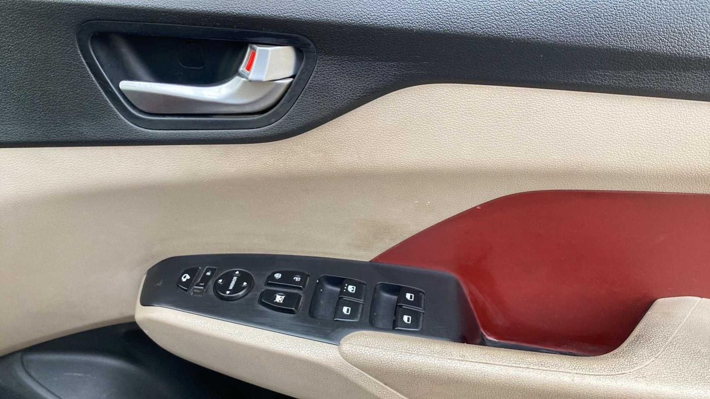 2019 Hyundai Verna 1.6 VTVT SX, Petrol, Manual, 49,369 km, Driver Side Door Panels Control