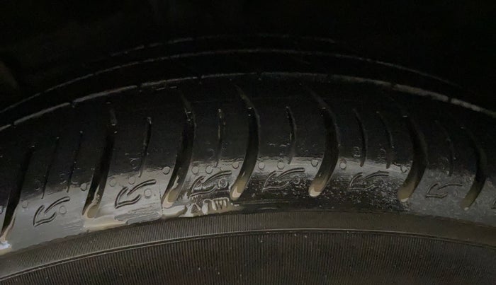 2018 Maruti Ciaz ALPHA 1.5 SHVS PETROL, Petrol, Manual, 60,500 km, Left Front Tyre Tread