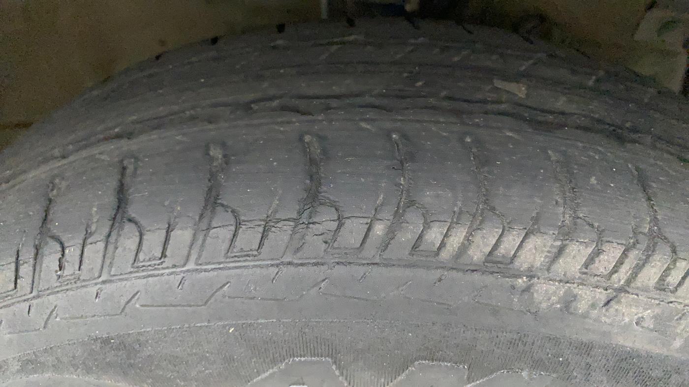 2016 Maruti Swift Dzire VXI (O), Petrol, Manual, 70,762 km, Right Front Tyre Tread